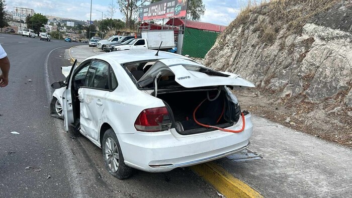 Vuelca automóvil en la Av. Morelos Norte de Morelia