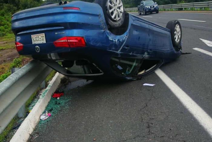 Vuelca automóvil en la Pátzcuaro-Uruapan