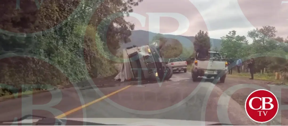 Vuelca camión cargado con tierra en la Uruapan-Pátzcuaro