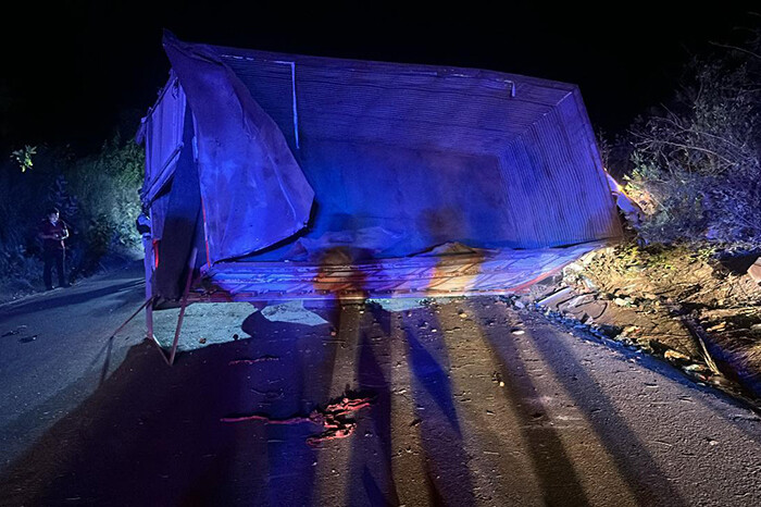 Vuelca camión de carga en la carretera Santa Clara del Cobre-Ixtaro