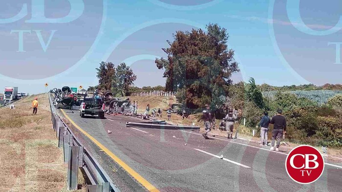 Vuelca camión de la GN en la de autopista de Occidente