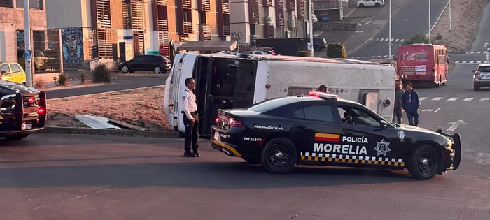 Vuelca camión de pasajeros en el fraccionamiento Camponubes, Morelia