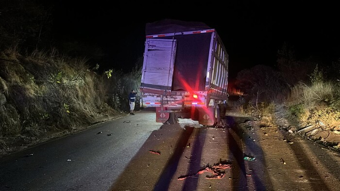 Vuelca camión lleno de aguacate en Salvador Escalante