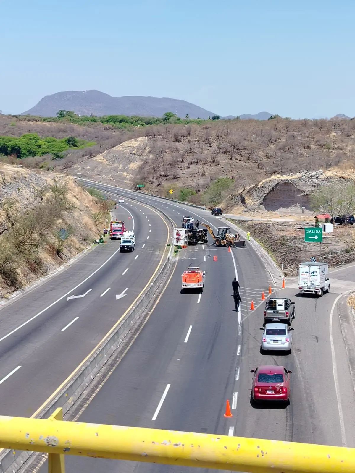 Vuelca camioneta cargada de limón en Parácuaro; no hubo lesionados