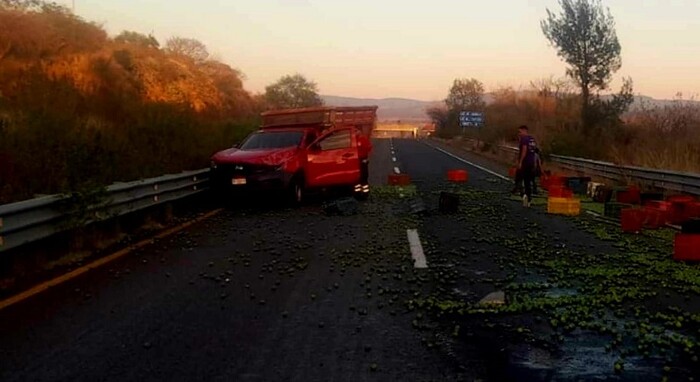 Vuelca camioneta con cajas de limones en la Morelia-Pátzcuaro