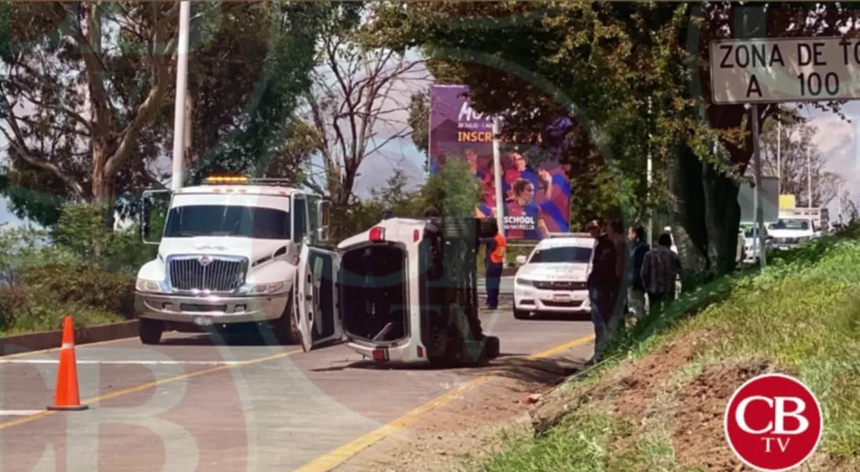 Vuelca camioneta en el acceso a Tres Marías