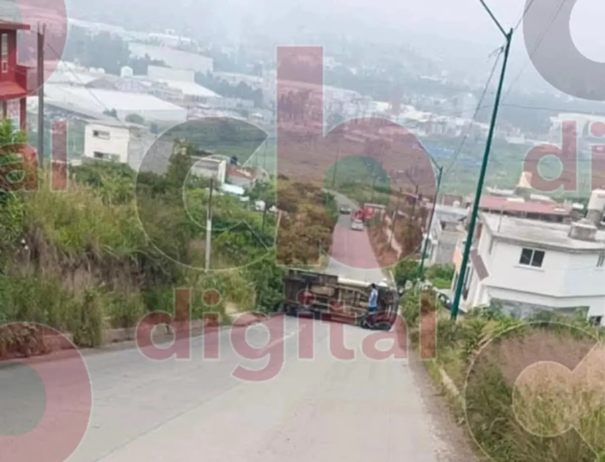 Vuelca camioneta en el camino a Villas de Oriente