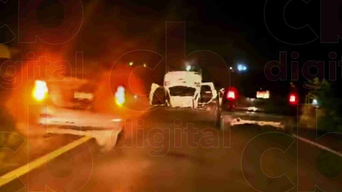 Vuelca camioneta en el entronque al Aeropuerto de Morelia