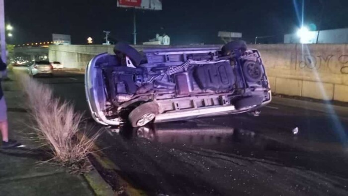 Vuelca camioneta en el periférico norte de Morelia