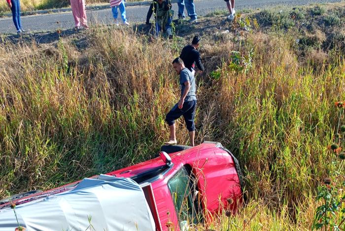 Vuelca camioneta en la Av. Miguel Hidalgo y Costilla, al norte de Morelia