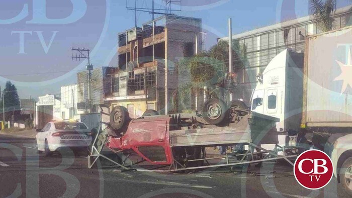 Vuelca camioneta en la Morelia-Salamanca