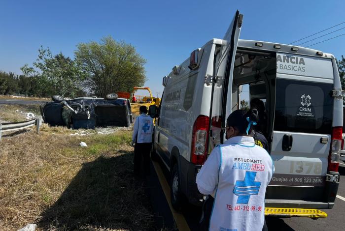 Vuelca camioneta en la Morelia-Pátzcuaro; hay 2 heridos