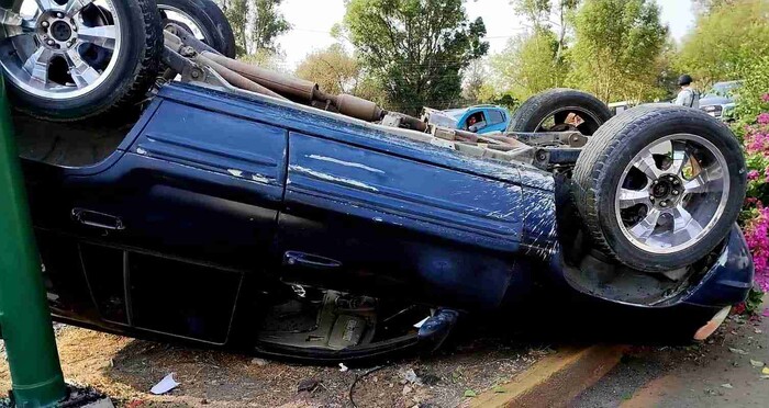 Vuelca camioneta en la salida a Charo