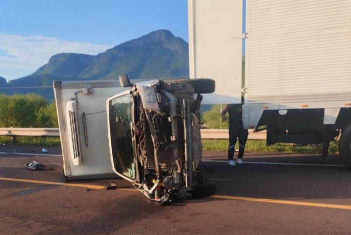 Vuelca camioneta en la Siglo XXI, tramo Nueva Italia-Lázaro Cárdenas