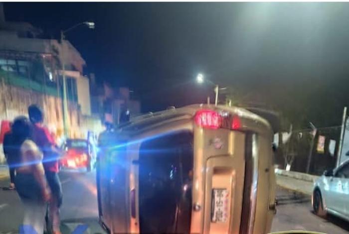 Vuelca camioneta en las faldas del cerro del Punhuato