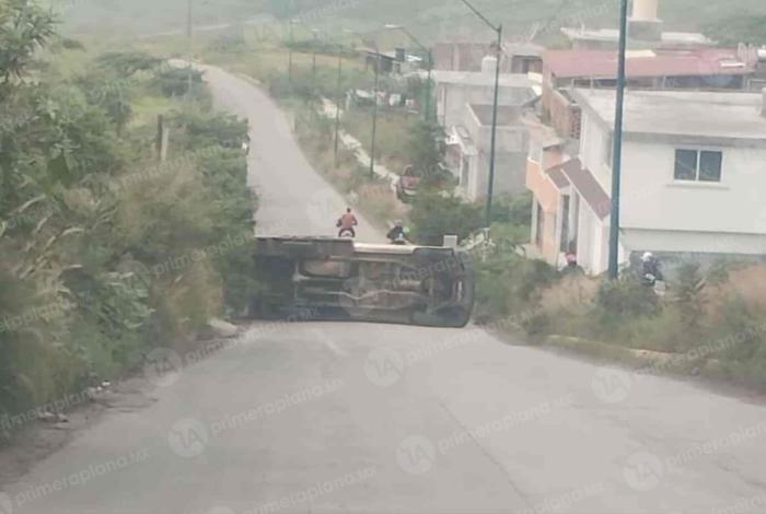 Vuelca camioneta en límites de La Aldea y Buenos Aires, en Morelia