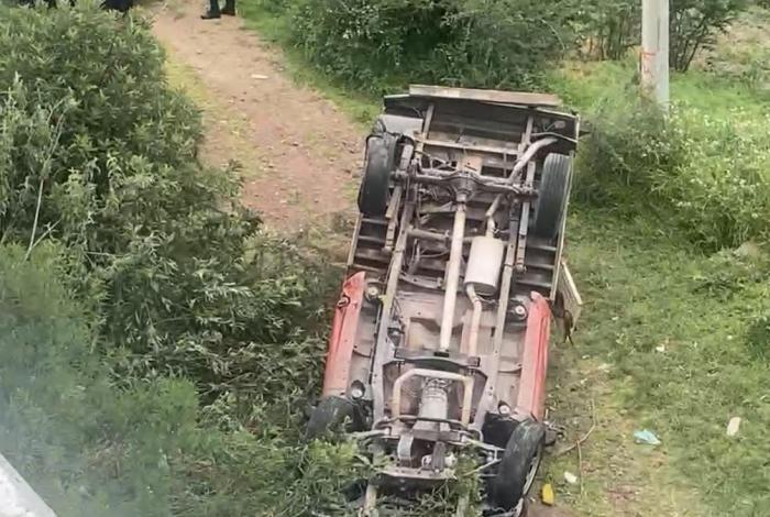 Vuelca camioneta repartidora de gas y cae a desnivel de 10 metros