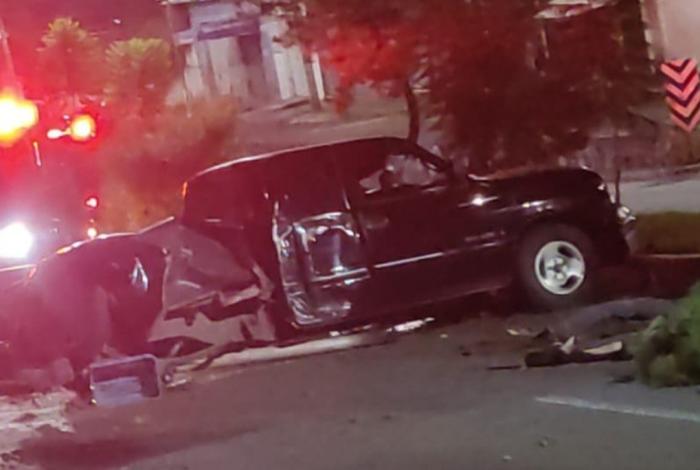 Vuelca camioneta sobre la Calzada Benito Juárez, en Uruapan