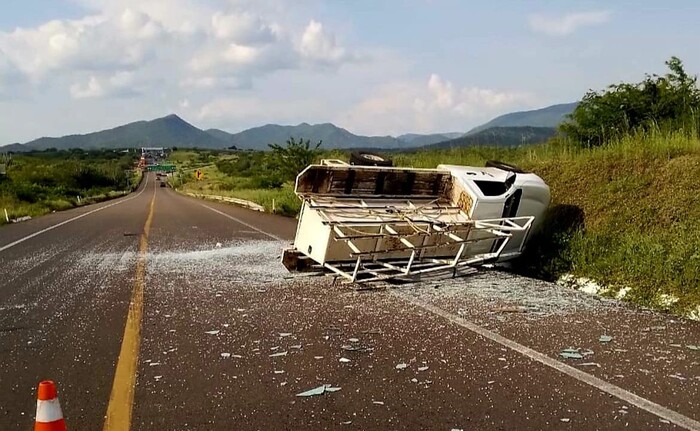 Vuelca camioneta vidriera en la Siglo XXI