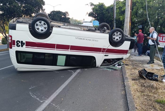 Vuelca combi en el Libramiento de Morelia