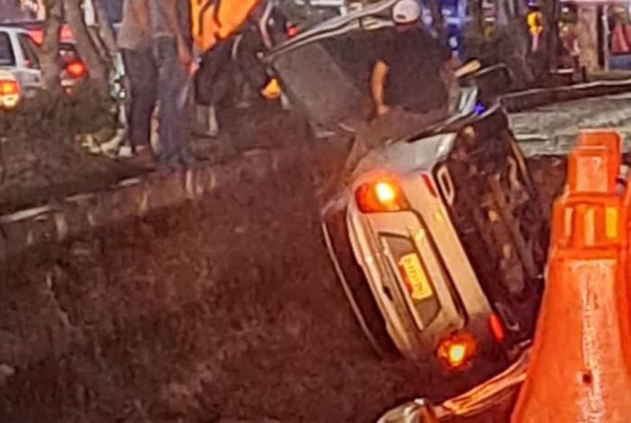 Vuelca compacto en la Madero Poniente