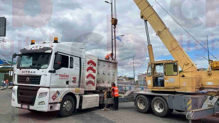 Vuelca plataforma de tráiler con cilindros de gas natural en Morelia