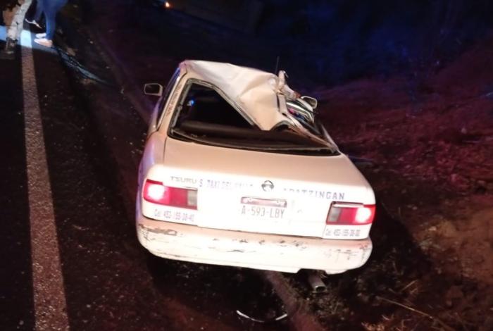 Vuelca taxi en Nueva Italia; hay un lesionado