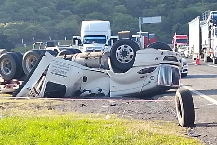 Vuelca tractocamión con rollos de aluminio industrial en la Morelia-Salamanca; hay un muerto