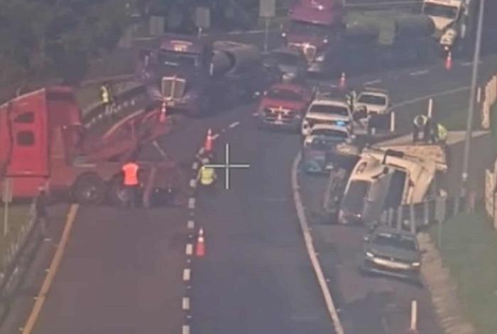 Vuelca tractocamión en la Autopista Occidente a la altura de Maravatío