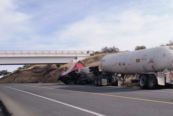 Vuelca tractocamión en la autopista Pátzcuaro-Copándaro; el conductor resulta ileso