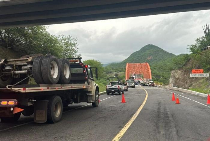 Vuelca tráiler con oxígeno en la Siglo XXI