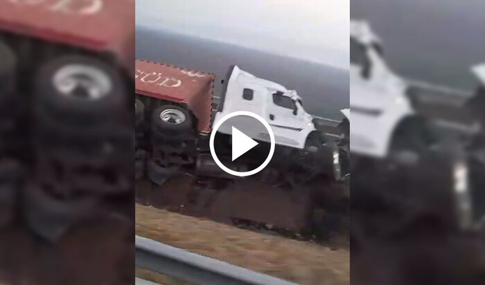 Vuelca tráiler en la Autopista de Occidente