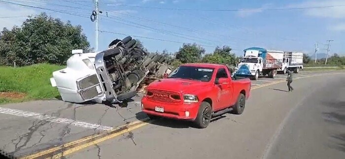 Vuelca Tráiler en la carretera Uruapan – Paracho