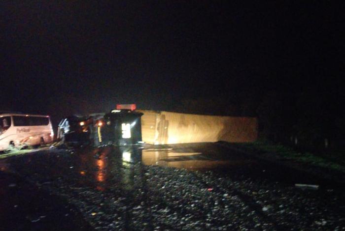 Vuelca tráiler en la Siglo XXI; no hay heridos