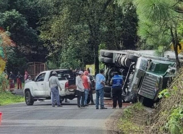 Vuelca tráiler en Villa Madero y derrama combustible