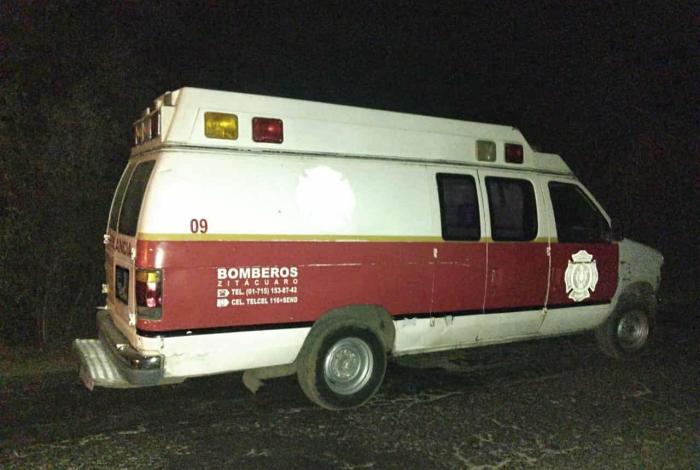 Vuelca trailer maderero en la Zitácuaro-Morelia