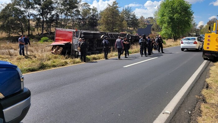 Vuelca tráiler robado cargado de cerveza en la Morelia-Pátzcuaro