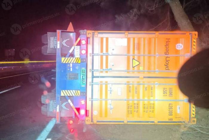 Vuelca tráiler sobre la Siglo XXI, en tramo Pátzcuaro-Uruapan