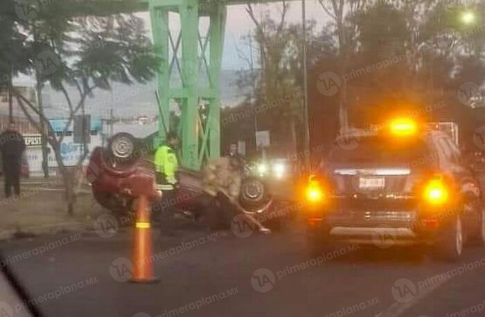 Vuelca vehículo en el Periférico de Morelia, lo encuentran abandonado