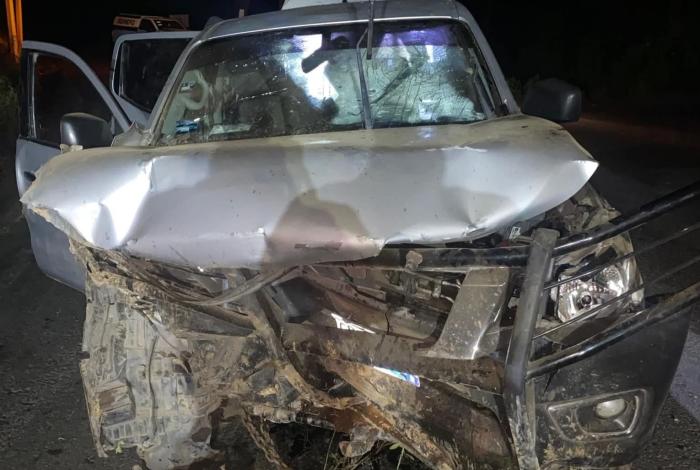 Vuelca y cae a un barranco; hay dos deces0s y tres lesionad0s