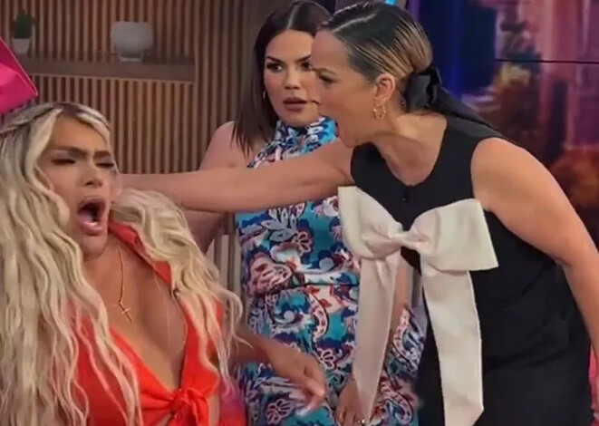 Wendy Guevara y Adamari López en escena de “Amigas y rivales”