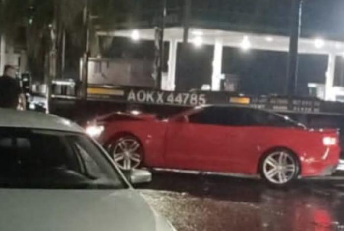 Y no entienden: Mustang quiso ganarle el paso al tren y perdió