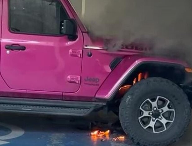 Y que truena la camioneta rosa en el gimnasio Seven Days de Altozano