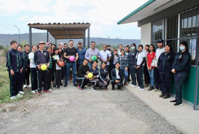 Yankel Benítez brinda apoyos para jóvenes de Cotzurio