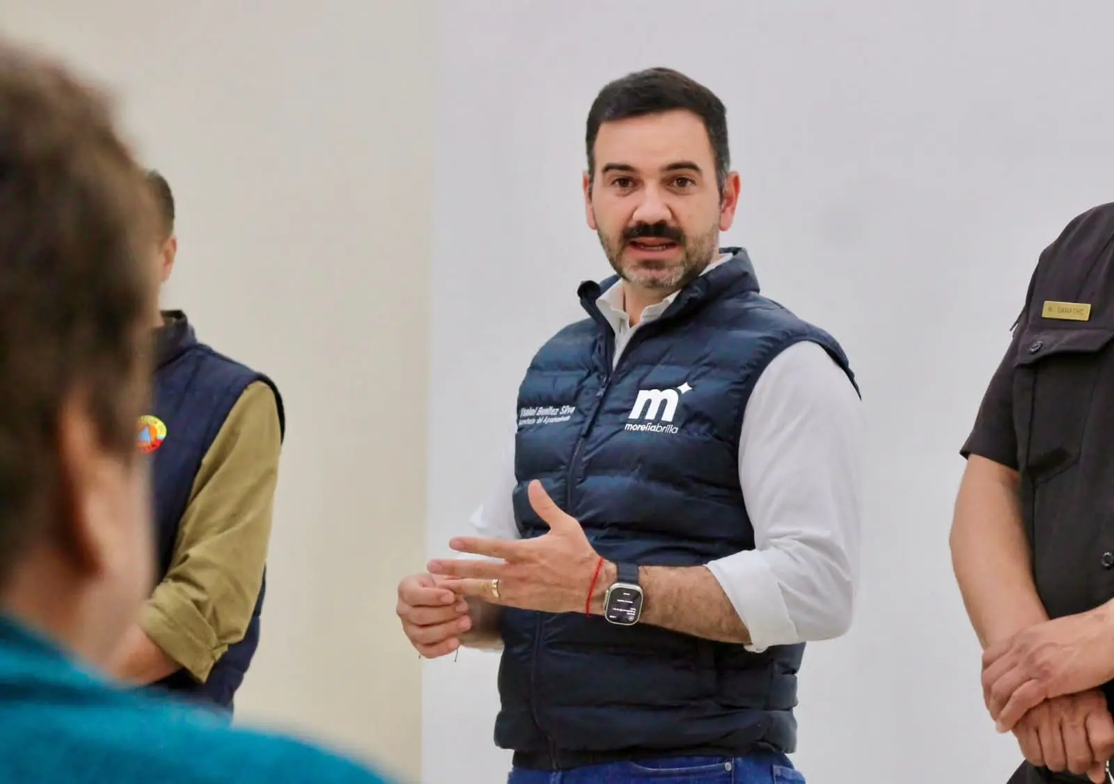 *Yankel Benítez entrega mochilas de emergencia*