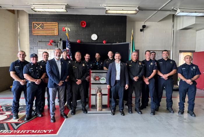 Yankel Benítez recibe donación de equipamiento para bomberos de Morelia
