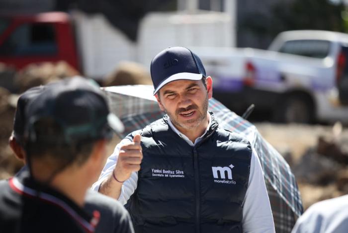 Yankel Benítez supervisa obra en Ciudad Jardín en compañía de vecinas y vecinos