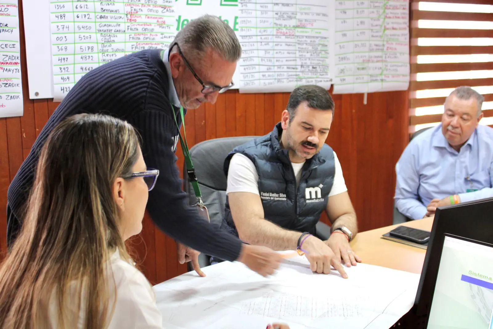 Yankel Benítez y vecinos de Ríos Mexicanos avanzan en gestiones para regularizar servicio ante CFE