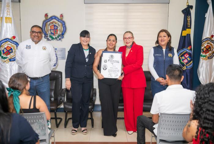 Yarabí Ávila González, invitó a egresados nicolaitas a no tener miedo a hacer las cosas diferentes, y continuar preparándose