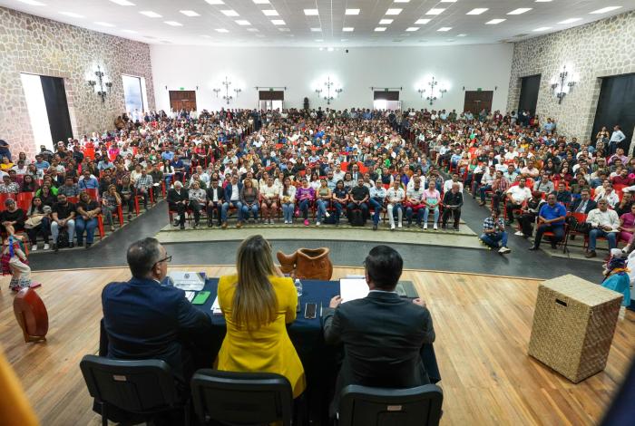 Yarabí Ávila se reúne con más de mil docentes nicolaitas